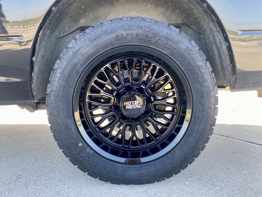 Wheel and tire package for truck